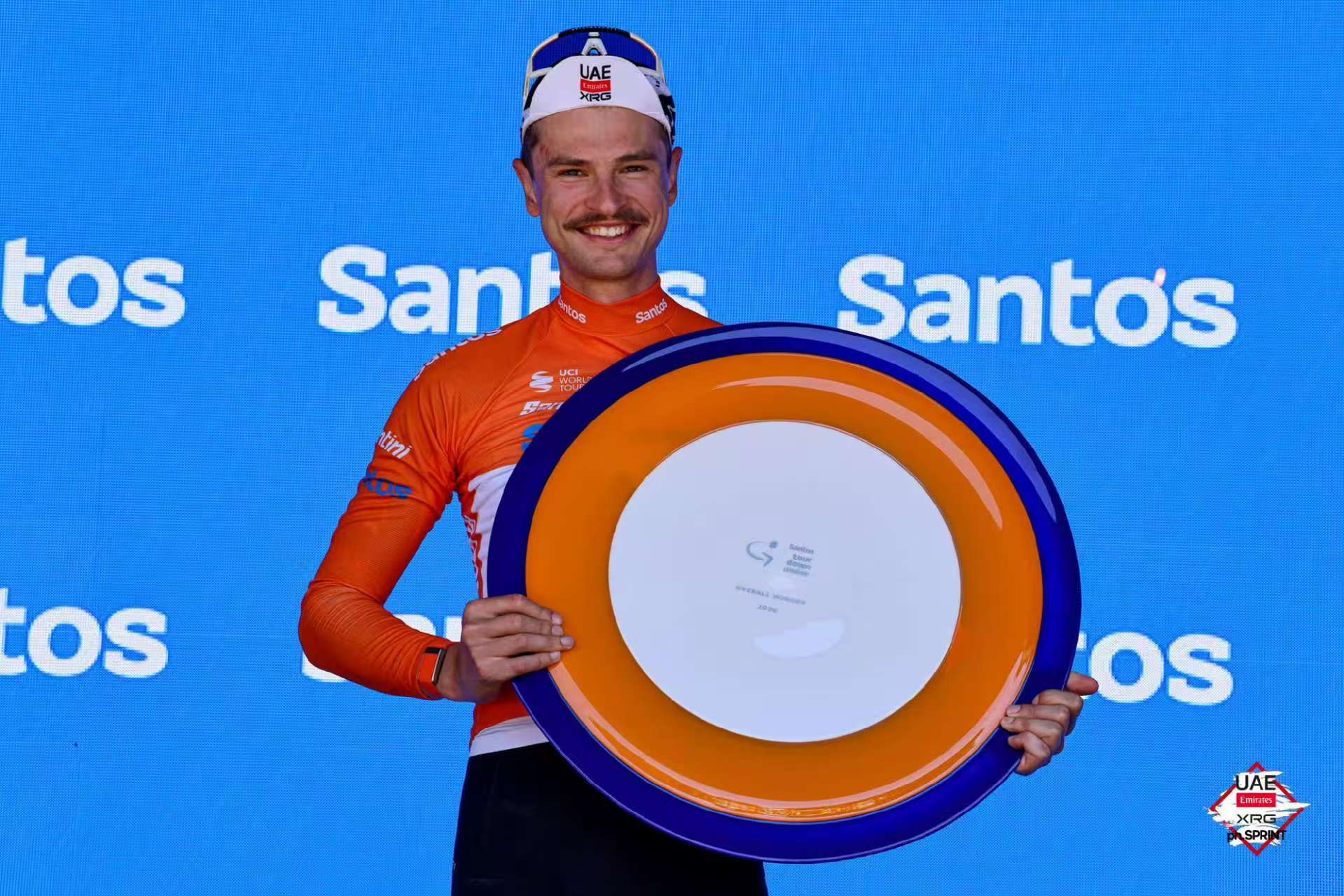 Jay Wain wint ondanks blessure, UAE Team-shirt bekroont hem in de Tour Down Under